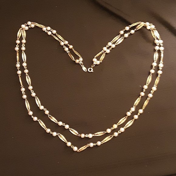 Vintage Pearl and Goldtoned Double Strand Necklace Signed TRIFARI - Picture 2 of 6